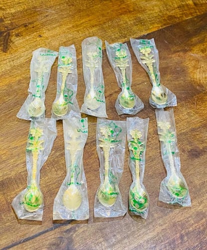 من النوادر؛ ملاعق شاي ذهبية وارد الميمني في أعلى ك...