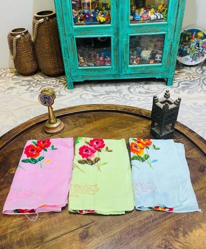 من النوادر؛ فوطة أو منشفة قديمة جداً مخزنة تخزين م...