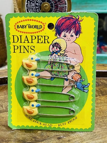 من النوادر؛ مشابك قديمة بألوان مختلفة مخزنة بالمغل...