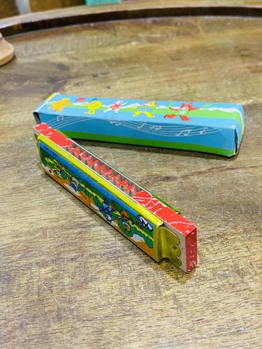 من البنود المميزة؛ هارمونيكا مصنوعة من الخشب والمع...