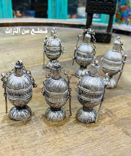 من النوادر؛ مكاحل متحفية عمل يدوي تسمى مكاحل الفضة...
