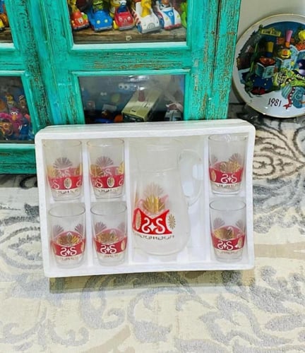 من النوادر؛ طقم مكوّن من جيك وعدد ٦ كاسات؛ اشتهر ف...