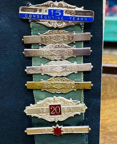 من البنود الشحيحة جداً؛ تعليقة عمل يدوي تحمل جوائز...