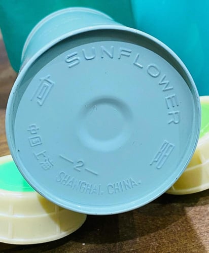 من البنود الشحيحة؛ شنطة من الجلد بلون مميز جداً بد...