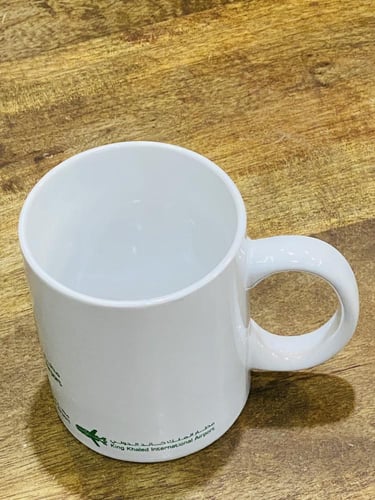 من البنود المميزة؛ كوب بالشعار القديم لمطار الملك...