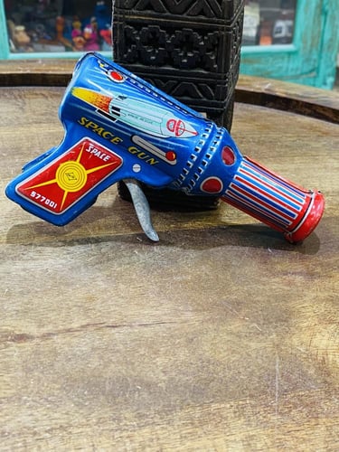 من البنود الشحيحة؛ لعبة مسـدّس الشرار مصنوع عام ١٩...