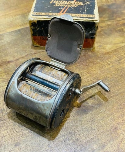 من القطع الشحيحة جداً؛ مسنّ شفرات حلاقة مصنوع في ب...