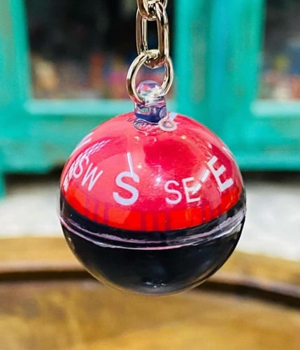 من أشهر ميداليات فترة الثمانينات؛ ميداليلة البوصلة...