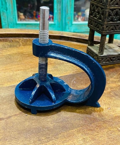 من النوادر بهذا الشكل؛ علبة بداخلها عدد ١٠ رقع لسا...