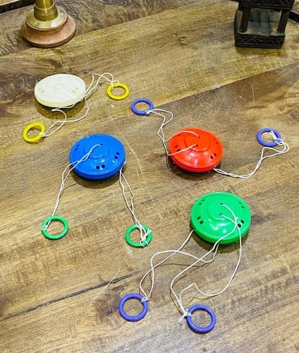 من الألعاب الجميلة؛ كل لعبة بداخل مغلف خاص بها؛ أل...