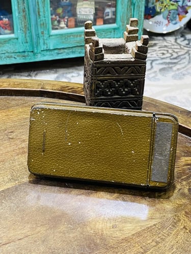 من البنود الشحيحة؛ علبة معدنية أصلية قديمة جداً من...