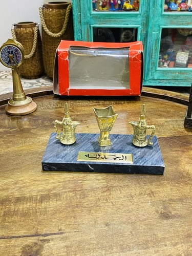 من القطع المميزة؛ تحفة جميلة عبارة عن قطعة رخام ثق...