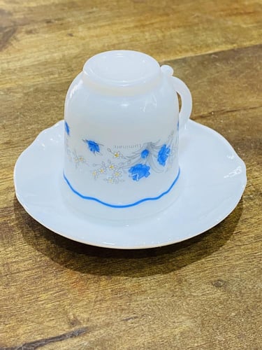 من البنود المميزة؛ كوب قهوة من الزجاج اللبني بارتف...