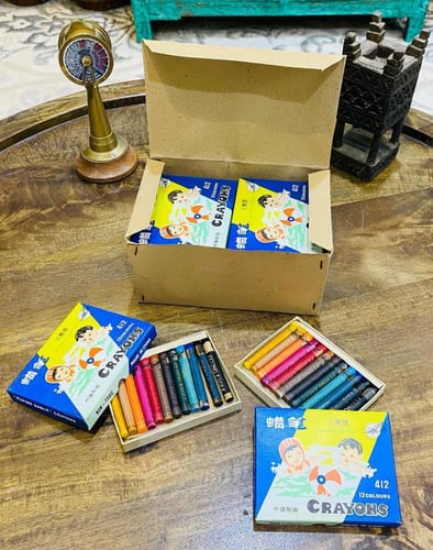 من البنود المتحفية؛ علبة ألوان زيتية قديمة جداً عم...