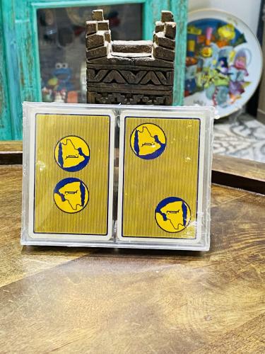 من البنود الشحيحة؛ علبة بداخلها علبتين ورق بلوت بش...