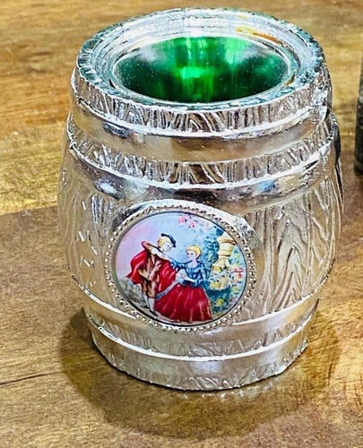 من القطع المميزة؛ طقم مكون من ولاعة وطفاية على شكل...