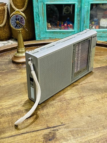 من النوادر؛ راديو من شركة فيلبس موديل D2825 صنع عا...