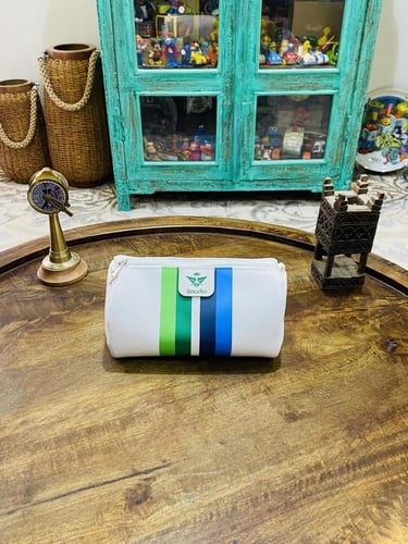 من البنود المميزة؛ شنطة جميلة جداً؛ مصنوعة من الجل...