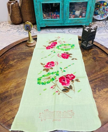 من النوادر؛ فوطة أو منشفة قديمة جداً مخزنة تخزين م...