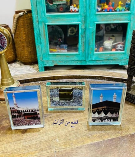 قطعة زجاج ثقيلة الوزن تحمل صورتين للحرم مختلفة لكل...
