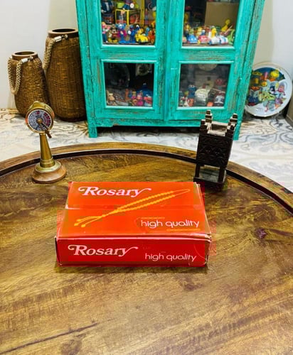 من النوادر؛ سبحة ثقيلة الوزن داخل علية خاصة بألوان...