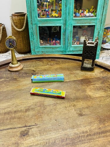 من البنود المميزة؛ هارمونيكا مصنوعة من الخشب والمع...