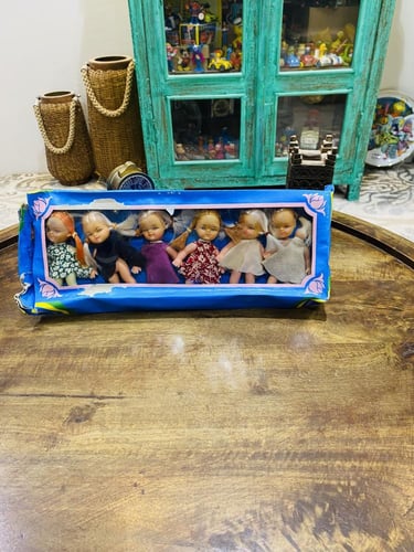 من النوادر؛ كرتون بداخله عدد ٦ عرايس صغيرة بأشكال...