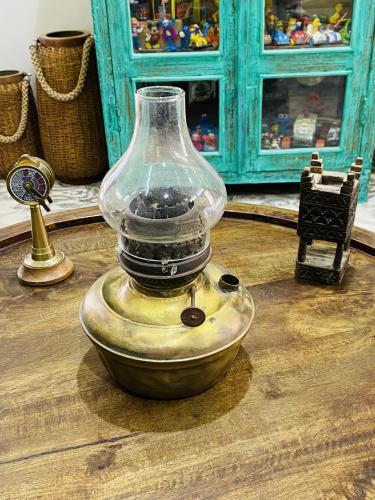 سراج قديم من النحاس كبير الحجم بإرتفاع قرابة الـ ٣...