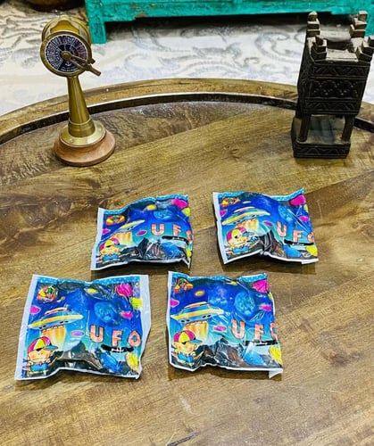 من الألعاب الجميلة؛ كل لعبة بداخل مغلف خاص بها؛ أل...