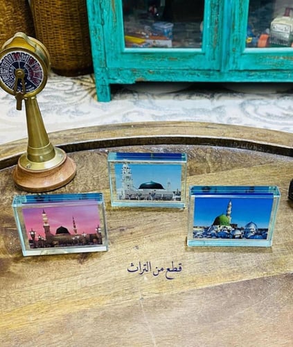 قطعة زجاج ثقيلة الوزن تحمل صورتين للحرم مختلفة لكل...