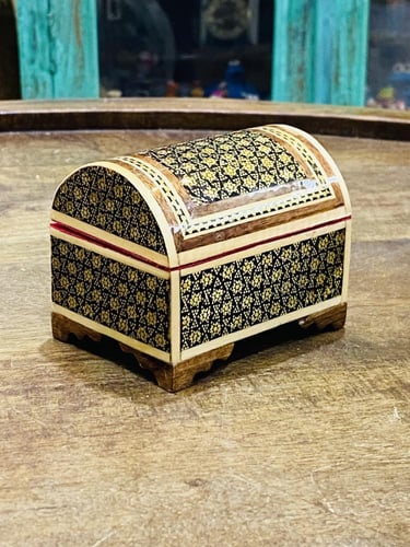 من البنود المميزة والجميلة؛ صندوق من الخشب الطبيعي...