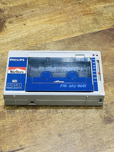 من النوادر؛ مسجل وراديو صغير الحجم من شركة فيلبس ب...