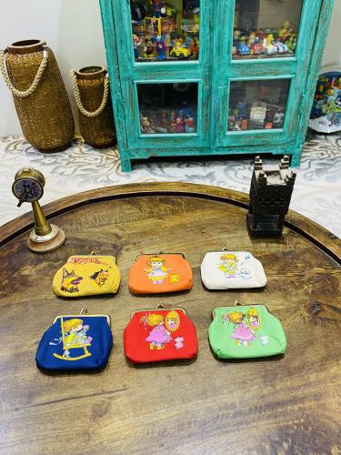 من البنود الشحيحة؛ شناط بحجم صغير قديمة اشتهرت في...