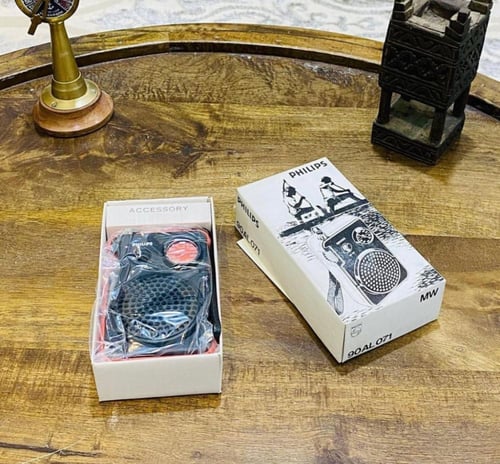 من النوادر؛ راديو فيليبس أنيق بلون مميز؛ قديم مخزن...