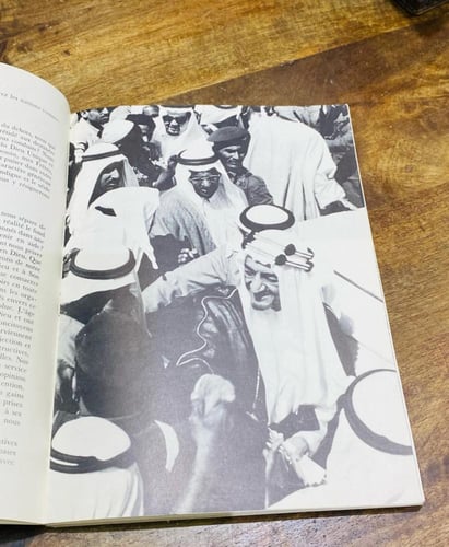 من البنود الشحيحة؛ كتاب باللغة الفرنسية؛ بعنوان كل...