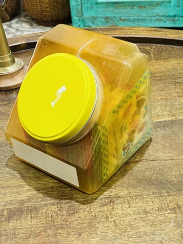 من النوادر؛ مغلفات بداخلها ملصقات بارزة قديمة ومخز...