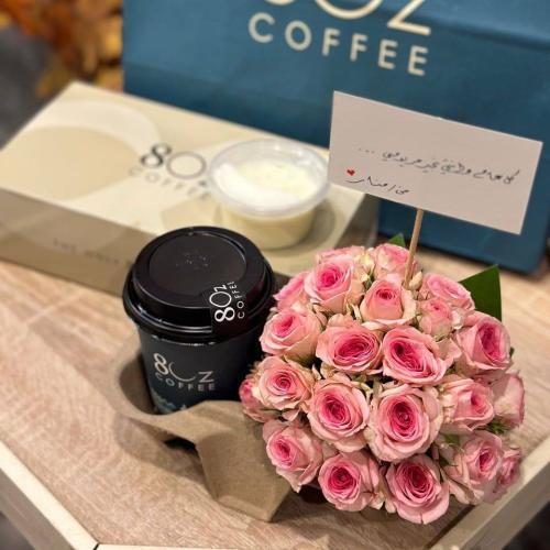 تقديمة ورد بورد بيبي روز وردي مع كوب قهوة وحلا