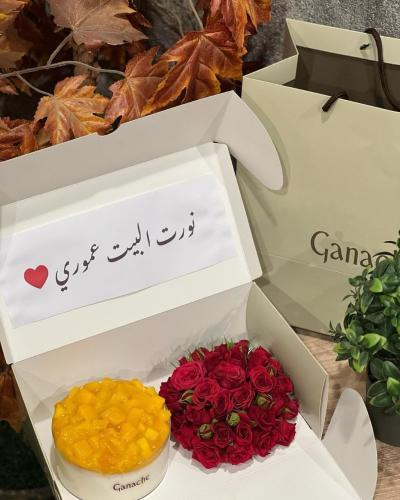 كعكة مانجو مع ورد ميني روز أحمر