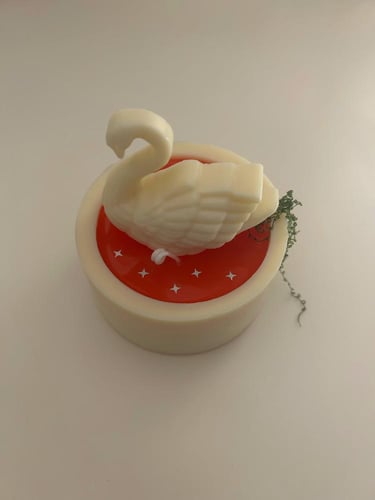 شمعة بحيرة البجعة