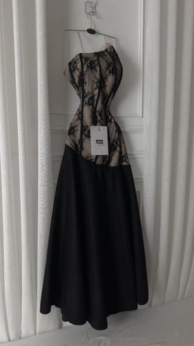 فستان شموه اسود مع دانتيل ناعم