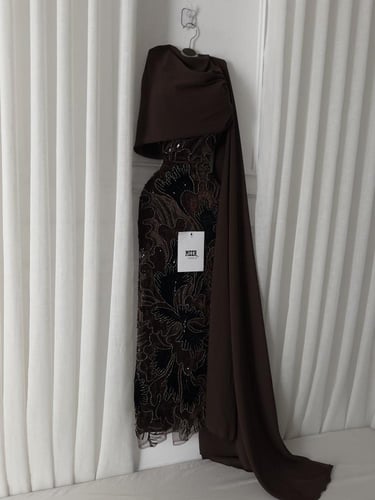 فستان سهرة بني