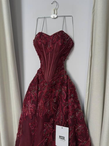 فستان زواج تطريز دبل كلوش باللون العنابي