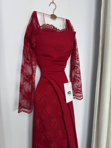 فستان ناعم مع دانتيل احمر غامق