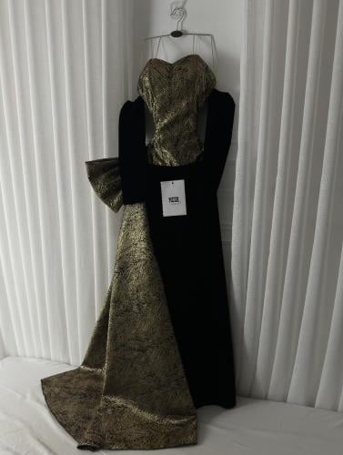 فستان اسود ذهبي