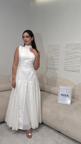 فستان باللون الأبيض بخامة الدانتيل المتداخل مع الش...