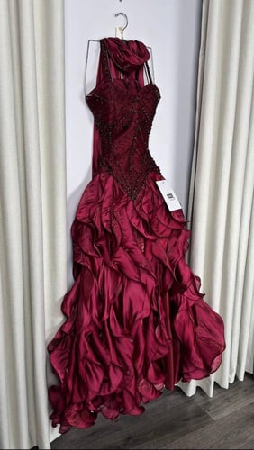 فستان سهرة تطريز عنابي