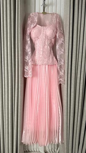 فستان دانتيل مع اورجنزا بوليسية