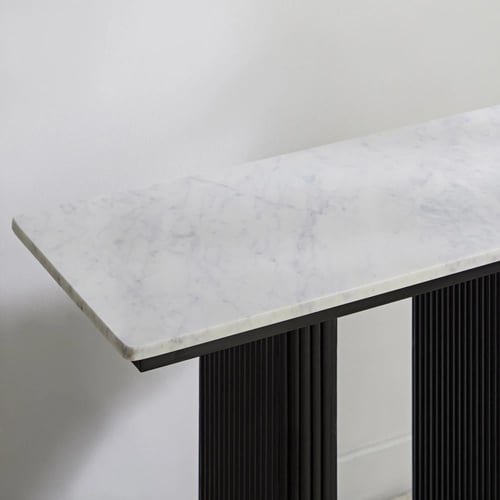 كونسول فابيو بسطح من الرخام وقاعدة من الخشب باللون...