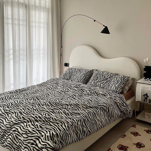 سرير بظهر منجّد بتصميم فني ناعم وانحناءة عضوية من...