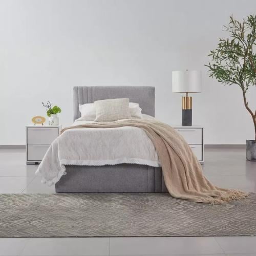 سرير فردي منجد قماش رمادي بهيكل خشب هندسي بمساحة ت...